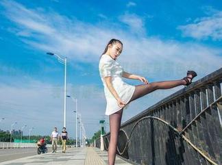 AISS爱丝(钻石版) – 看！亚美依逛街变身黑色女神，柔术魅力爆表–高清壁纸独家发布！