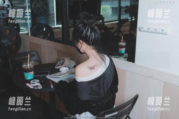 想知道婚纱还能这么穿？快来Aram(아람)的原图下载！