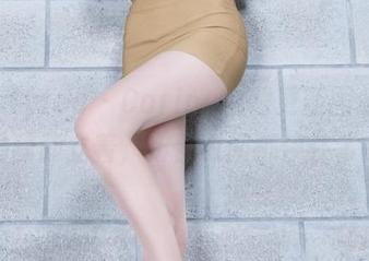 Beautyleg – Carina白裙更新图集：看她静静立着，仿佛时间都停住了。