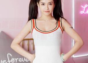 Feilin嗲囡囡 – 私拍与圣诞的奇妙碰撞：SiByl李思宁在作品中玩转冬日梦境！