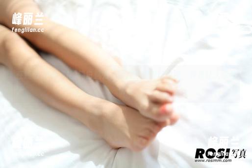 在线感受ROSI的纯白魅力，图片里的暧昧氛围，真是让人意乱情迷