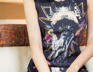 TouTiao头条女神 – 在无圣光的校园里，JennyR碰撞美图的每个角落