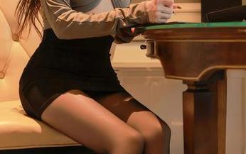 Xiuren秀人网 – 原图中的林悠悠，那个美足让人浮想联翩，竟然有这么多故事！