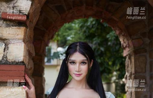 YouWu尤物馆 - 写真里的FoxYini孟狐狸：高跟鞋与无圣光的完美交融