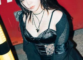 Zia(지아)[Loozy]在网吧的精彩瞬间：壁纸与写真完美碰撞！