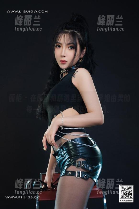 丽柜 - 在原图和精选里徘徊，学姐由美的每一瞥都像是诱惑的邀请函。