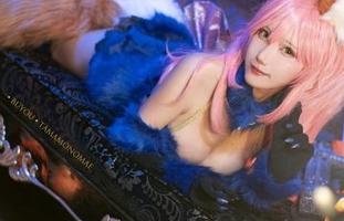 卜呦不愧是女王，最新“恶毒”套图，感受到了那种…暧昧的张力！