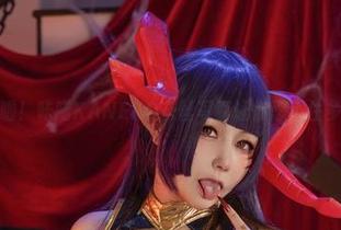壁纸换新啦！咔喵KANEKO灰丝写真让你忍不住多瞥几眼！