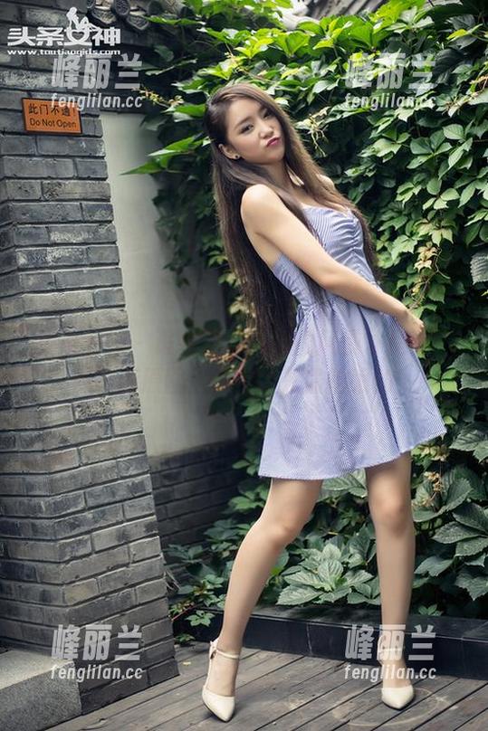 头条女神 - 谁在说“海边的风景才是美”？最新原图：乔安才是最抢眼的！