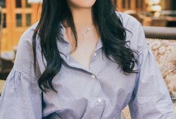 头条女神 – 刘雨露修女！在图库里悄悄绽放，分享这张照片，哦，我真想知道她在想什么，满满的好奇。