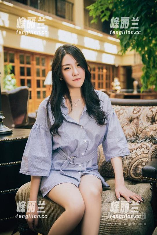 头条女神 - 刘雨露修女！在图库里悄悄绽放，分享这张照片，哦，我真想知道她在想什么，满满的好奇。