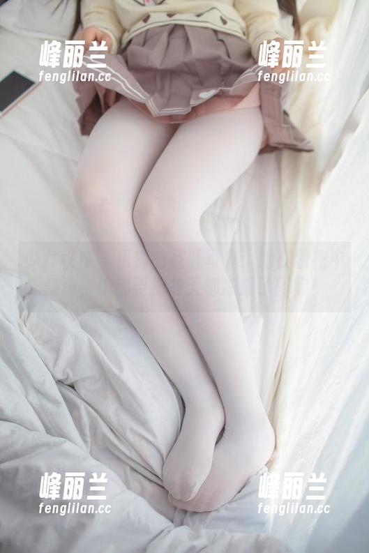 少女秩序 - 乐栀的圣诞写真：她在雪花中舞动，仿佛要把冬天都冻成了图案！