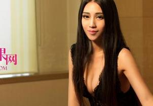 尤果网 – 颜亦汐：喝过咖啡后裸足走图册，这脚丫子也太有故事了吧！