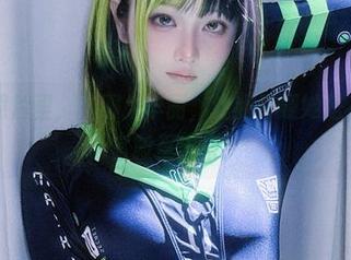 屿鱼的照片里，礼服太华丽，让我怀疑她是不是刚从宫殿里出来！