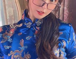 微密圈 – 不得不看！“张思允”的最新写真，黑丝搭礼服，风情尽显。