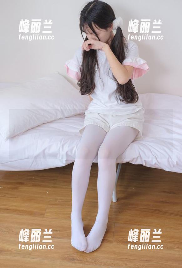森萝财团 森萝财团又大发慈悲,更新了红色格子裙白丝MM的图集。每次看都想模仿,结果还是做不到……