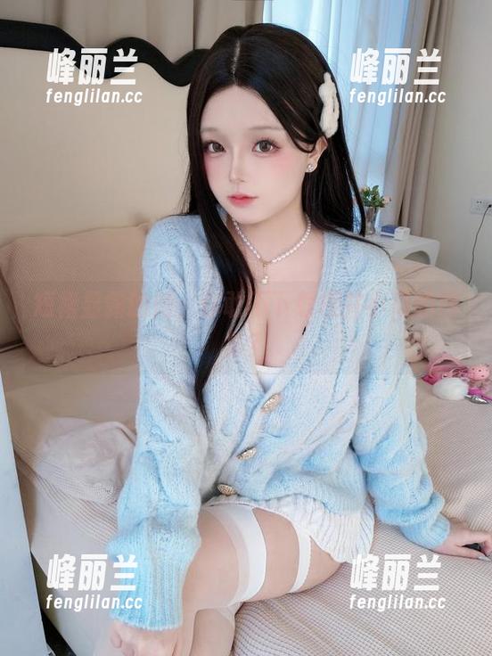 短裙显露的她，你敢不下载樱井小莜的图集？