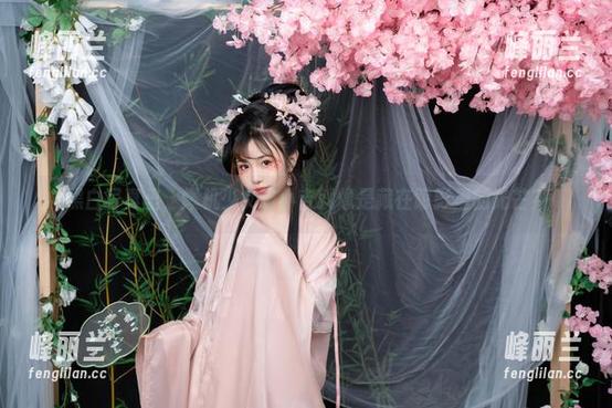 黑白写真里，爆机少女喵小吉就像是藏在阴影里的光芒？