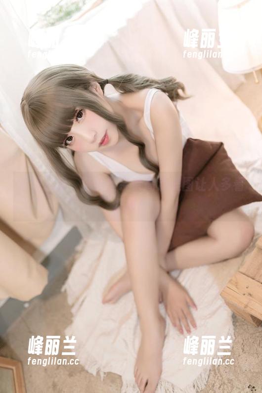 短裙风情，猫田圣奈奈高清美图让人多看几眼！