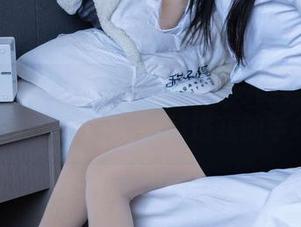 甜予摄影 – 图片里的齐齐：她的红裙子在风中翩翩起舞，想装进我的手机！