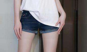 微密圈 – 图包也太美了吧！油光黑丝与白龙猫女的绝妙搭配