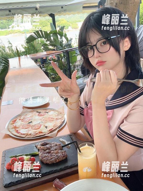 眼酱大魔王w私拍新作：粉色条纹袜也能传递独特的幽默感！