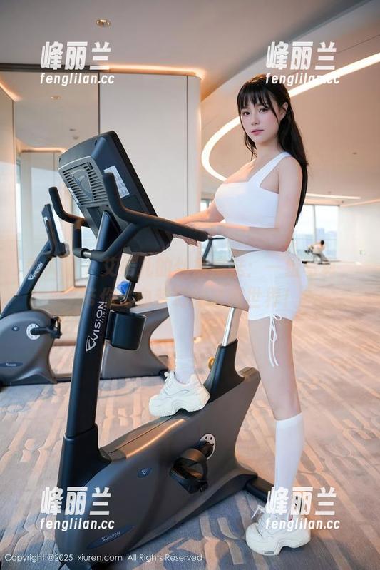 秀人网 - 艾希儿的丝袜魔法：一组写真，带你飞向梦幻的套图世界！