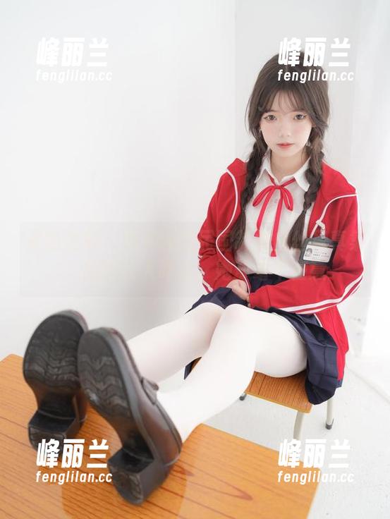紧急企划-见希w 紧急企划 - 见希w的民国制服白丝写真集:细节让人咋舌,她却毫不在意