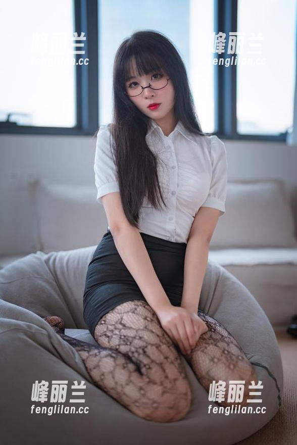 不只是COS，更是一种生活态度！轩萧学姐的碧蓝航线奥古斯特女仆原图，收藏起来！
