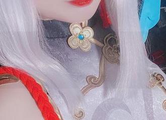 在线欣赏雪猫的新作：白衬衫拍得有点意外，想知道她私下里是不是也这么优雅？