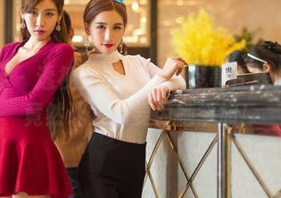 青豆客 – 透视女王魅力：佟蔓在线作品，竟然让人想要为她举旗！