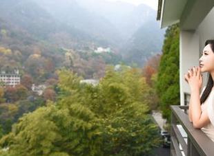 青豆客 – 欧阳妮娜娜最新写真：连衣裙的每个褶皱都在勾画我的幻想