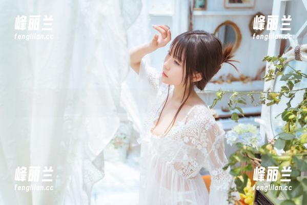 香草喵露露带你看全套黑色蕾丝旗袍自拍，乱撞中的美好扭曲