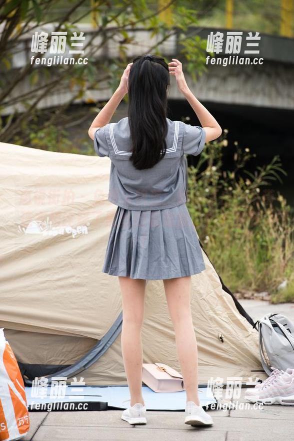 魔镜街拍 - 免费又貌美：婷婷以白色吊带连衣裙诠释了黑丝的极致魅力！速来下载！