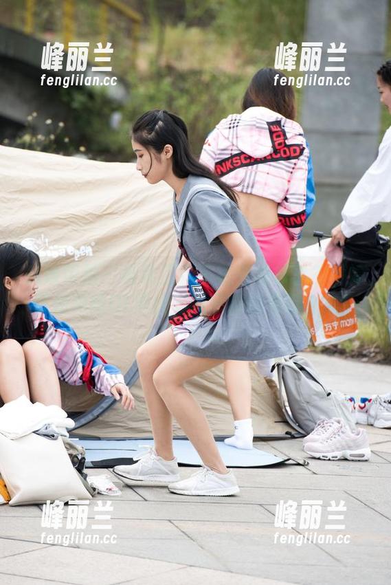 魔镜街拍 - 谁说工作不能有点惊喜？婷婷带你领略OL黑丝美丽日常的免费合集！